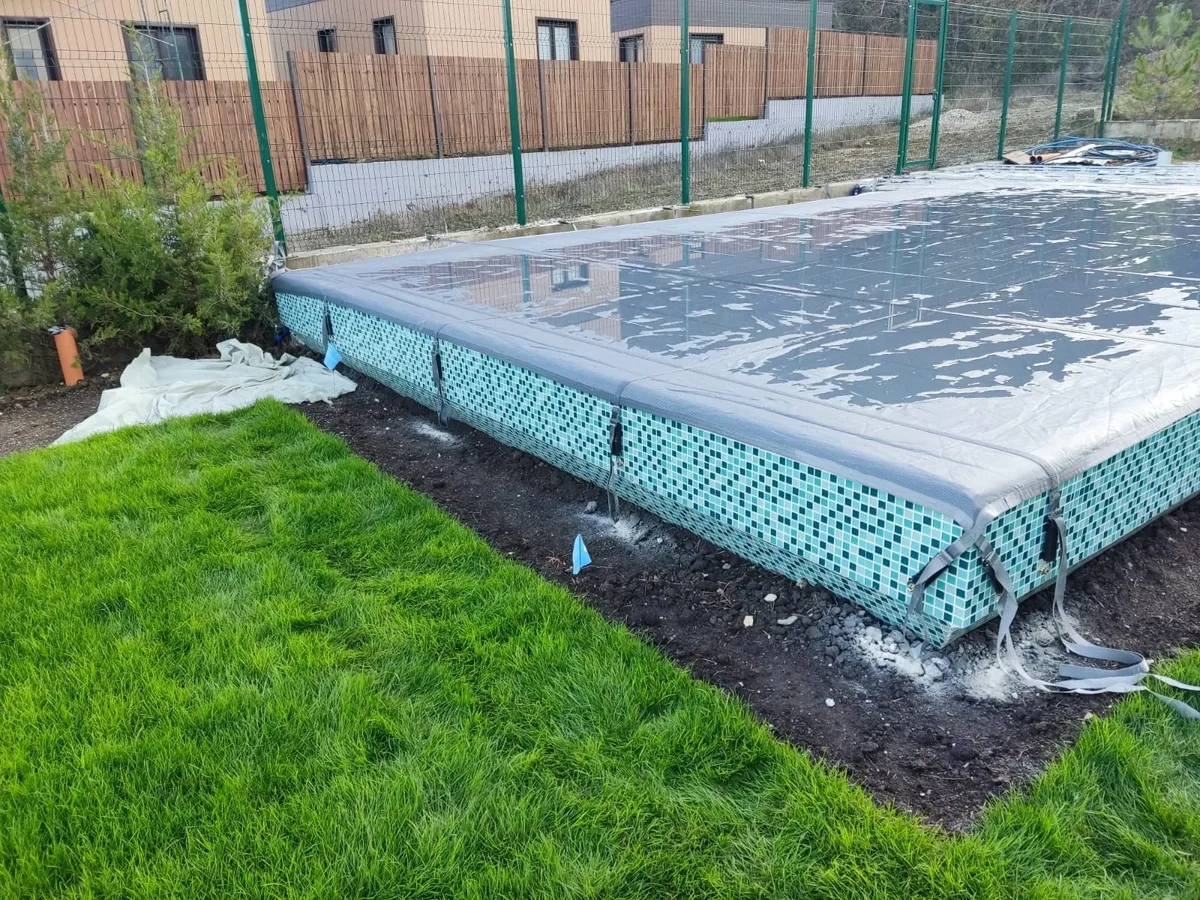 Батутное покрывало на бассейне в Братске